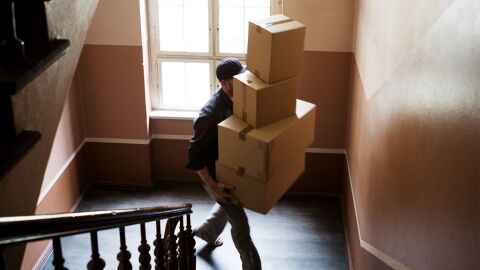 Harte Black-Friday-Woche: Diesem DHL-Paketboten gehen bei der Lieferung die Nerven durch