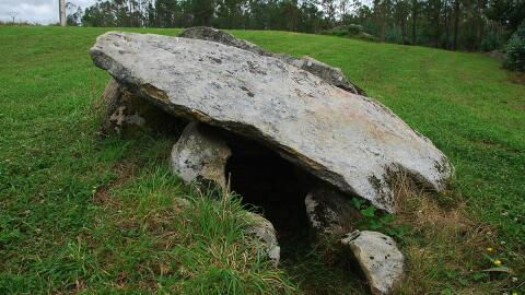 3.000 Jahre altes Grab gibt Rätsel auf: Skelette umarmen sich