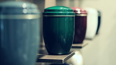 Einäscherung: Das steckt wirklich in der Urne unserer Verstorbenen