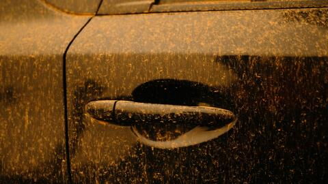 Saharastaub: Darum solltet ihr zurzeit auf keinen Fall euer Auto putzen
