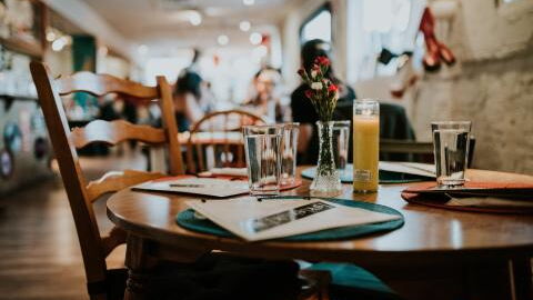 Mann findet unter Restaurant-Tisch Fußabdruck eines riesigen Dinosauriers