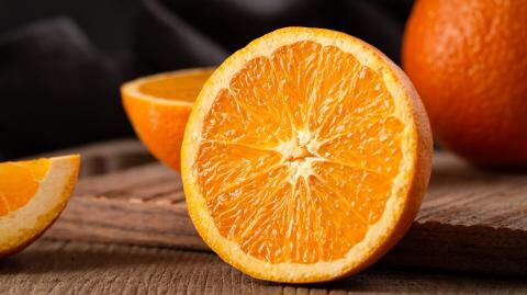 Orange unter der Dusche essen: Hat dieser TikTok-Trend wirklich Vorteile?