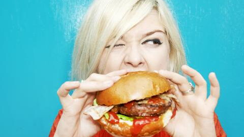 Frau isst Hacksteak von Lidl: Was sie darin findet, verdirbt ihr die Lust auf Fleisch für immer