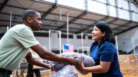 Frau hilft Obdachlosem und muss Strafe zahlen