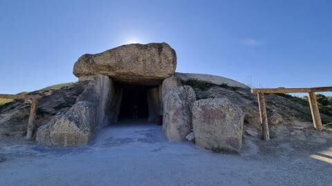 5.400 Jahre altes Grab am Fuße eines Berges entdeckt: Archäologen sind fasziniert