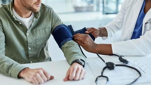 Bluthochdruck mit 40 Jahren: Erschreckende Folgen für das Gehirn