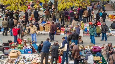 Glücksfund auf Flohmarkt: Mann kauft Gegenstand, der ihn zum Multi-Millionär macht