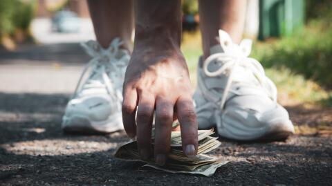 Geld auf der Straße: So gehst du richtig mit gefundenem Geld um