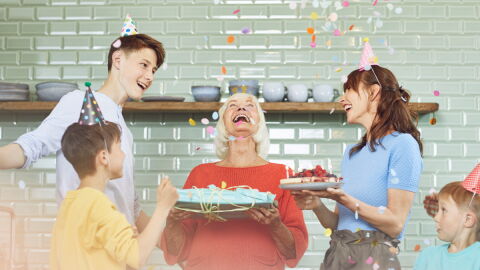 Trotz Coronavirus: Großfamilie gratuliert Oma zum 95. Geburtstag