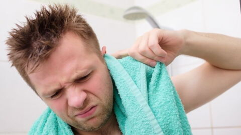 Gefährliche Hygiene: Mann leidet an starken Krämpfen im Ohr, dann stirbt sogar das Gewebe ab