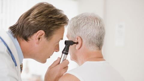 Mann klagt über Ohrenschmerzen: Der Grund beunruhigt sogar den Arzt
