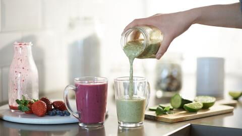 Gefahr für die Gesundheit: Frau spritzt sich Smoothie in die Venen