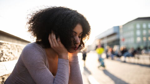 Seit ihrer Geburt: Frau schockiert, was im Inneren ihrer Eierstöcke wächst