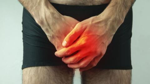 Mann fährt mit Knieschmerzen in die Notaufnahme, doch das Problem befindet sich in seinem Penis