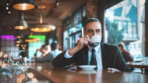 Mann verzichtet 15 Monate auf Kaffee und Alkohol: Wie er dann aussieht, ist verblüffend!