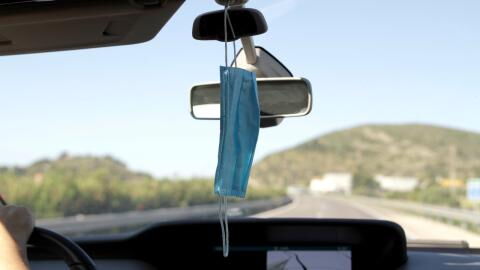 Tückische Gefahr: Maske nicht an den Rückspiegel im Auto hängen!