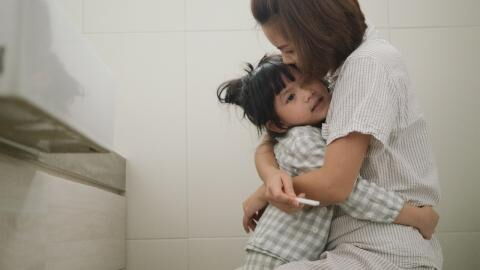 Furchteinflößende Überraschung: Als diese Frau ihre Tochter von der Toilette hebt, hat sie schreckliche Angst