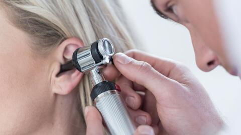Frau quält Wasser im Ohr: Doch HNO-Arzt findet etwas ganz anderes!