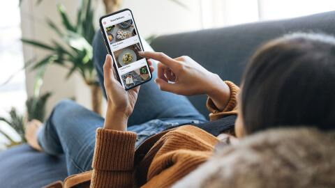 Finger weg vom Smartphone? So lange überleben Krankheitserreger auf dem Gerät