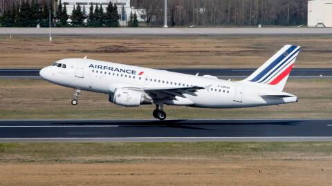 Corona: Erste Airline beschließt Impfpflicht für internationale Flüge