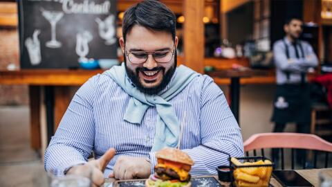 Experte deckt Irrtum auf: So ungesund ist fettiges Essen wirklich