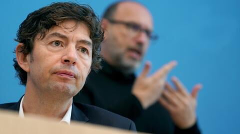 Virologe Drosten fordert: Halskratzen ist Grund zur Selbstisolation!