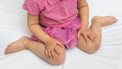 Die "W-Position": So schädlich ist es, wenn dein Kind so sitzt