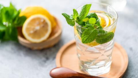 Wie schlank macht Wasser mit Zitrone wirklich?