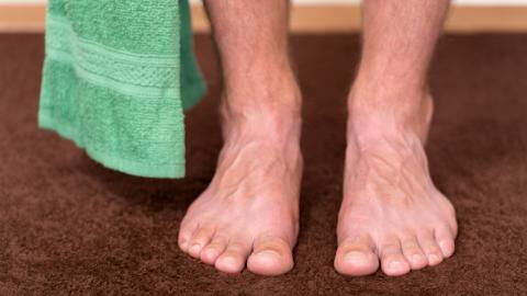 Familienvater bekommt Panik, als er bemerkt, dass sein Fuß plötzlich ganz schwarz ist