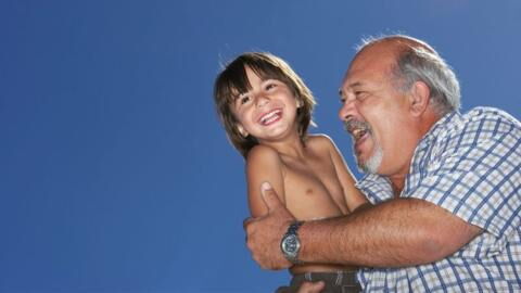 Enkel stellt Opa einfache Frage: Kurz darauf verliert er 160 Kilo