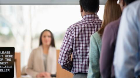 Dreister US-Milliardär gibt sich als Ureinwohner aus, um sich Corona-Impfung zu erschleichen!