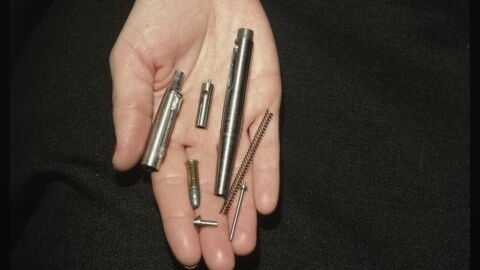 Krankenschwester findet Pistolenstift bei Patient und drückt unwissentlich ab