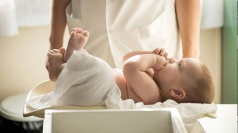 Ungewöhnliche Geburt: Neugeborenes trägt eigenen Zwilling im Bauch