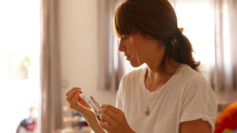 Erschütternde Diagnose: Junge Frau entdeckt schwarze Linie auf ihrem Fingernagel