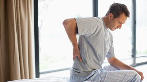 Rückenprobleme im Schlaf beseitigen: Mit dieser Schlafposition klappt es am besten