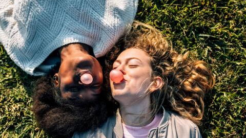 Was passiert wirklich, wenn du ein Kaugummi verschluckst?