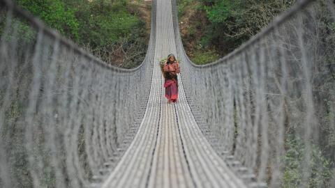 Schockierendes Video: Helfer riskieren Leben für Coronavirus-Patienten auf Mount Everest