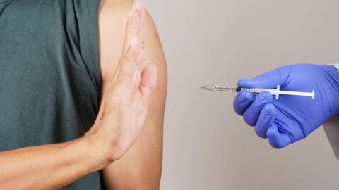 Covid-Impfung: Der Totimpfstoff könnte Impfskeptiker:innen überzeugen, sich doch impfen zu lassen