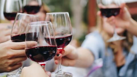 Studie zeigt die Vorteile von Rotwein bei Covid-19-Infektionen auf