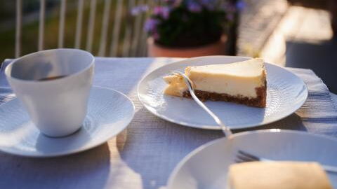 21 Jahre Haft: Frau versucht, Doppelgängerin mit Käsekuchen zu ermorden