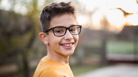 Das sind wichtige Anzeichen, dass euer Kind eine Brille braucht