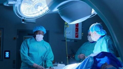 Frau stirbt bei OP: Roboter brannte Loch in ihren Körper