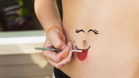 Aus wichtigem Grund solltet ihr euren Bauchnabel gut waschen