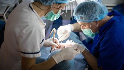 Arzt will Luftröhrenschnitt durchführen: Dann kommt das Skalpell zu nah an die Sauerstoffversorgung