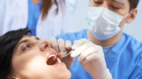 Zahn-OP mit unangenehmen Folgen: Frau aus Texas (USA) hat unerwartet starke Nachwirkungen