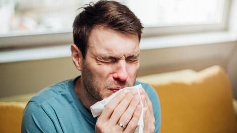 Mann niest und hustet nach OP: Plötzlich fällt sein Dickdarm heraus