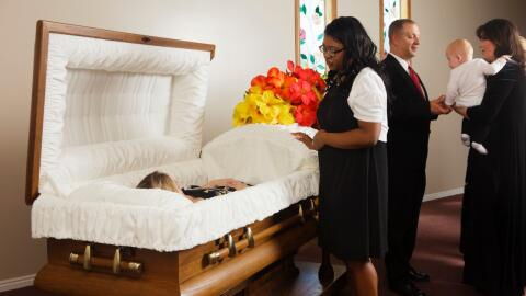 Frau wird von Gerichtsmediziner für tot erklärt, aber sie erwacht in ihrem Sarg