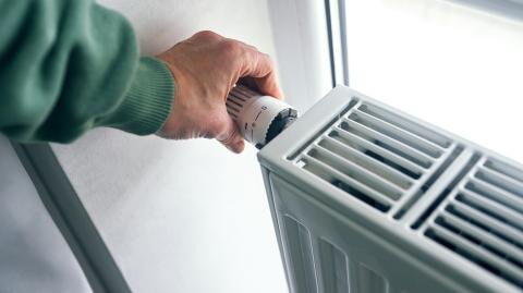 Wird es wirklich schneller warm, wenn ihr die Heizung voll aufdreht?