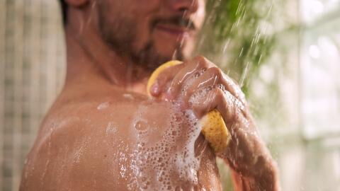 Einen Fehler begehen fast alle beim Waschen der Achseln