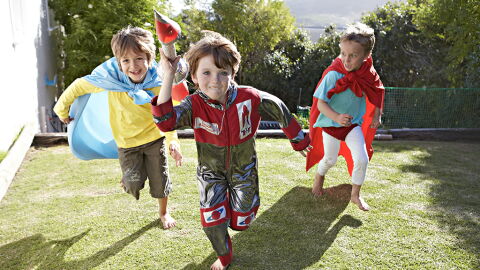 Junge spielt mit Freunden im Garten, dann kann er plötzlich nicht mehr gehen